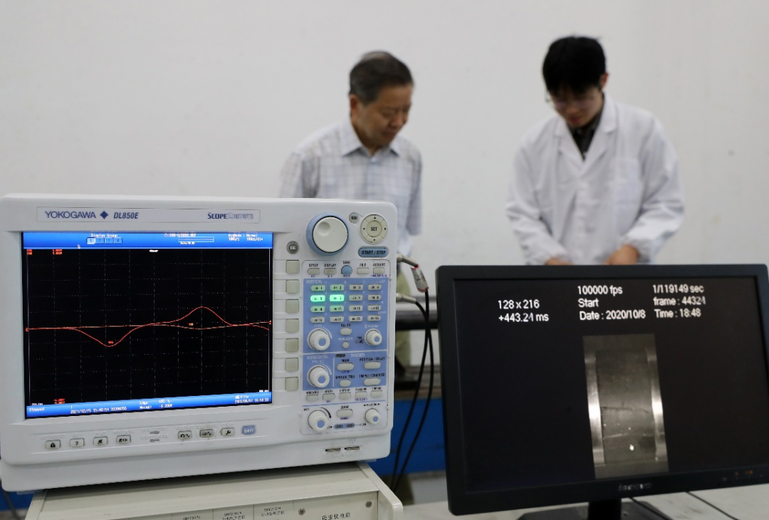 袁亮院士在实验室指导研究生开展动静组合加载冲击动力学研究。.png