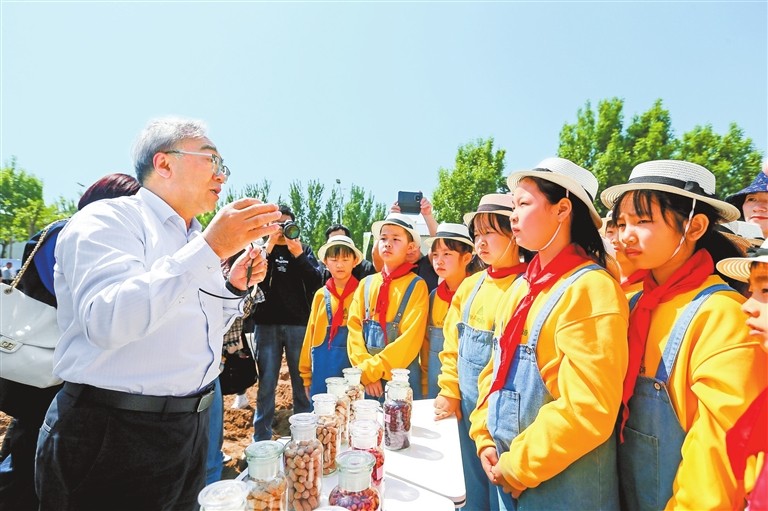 “花生院士”开讲春播第一课