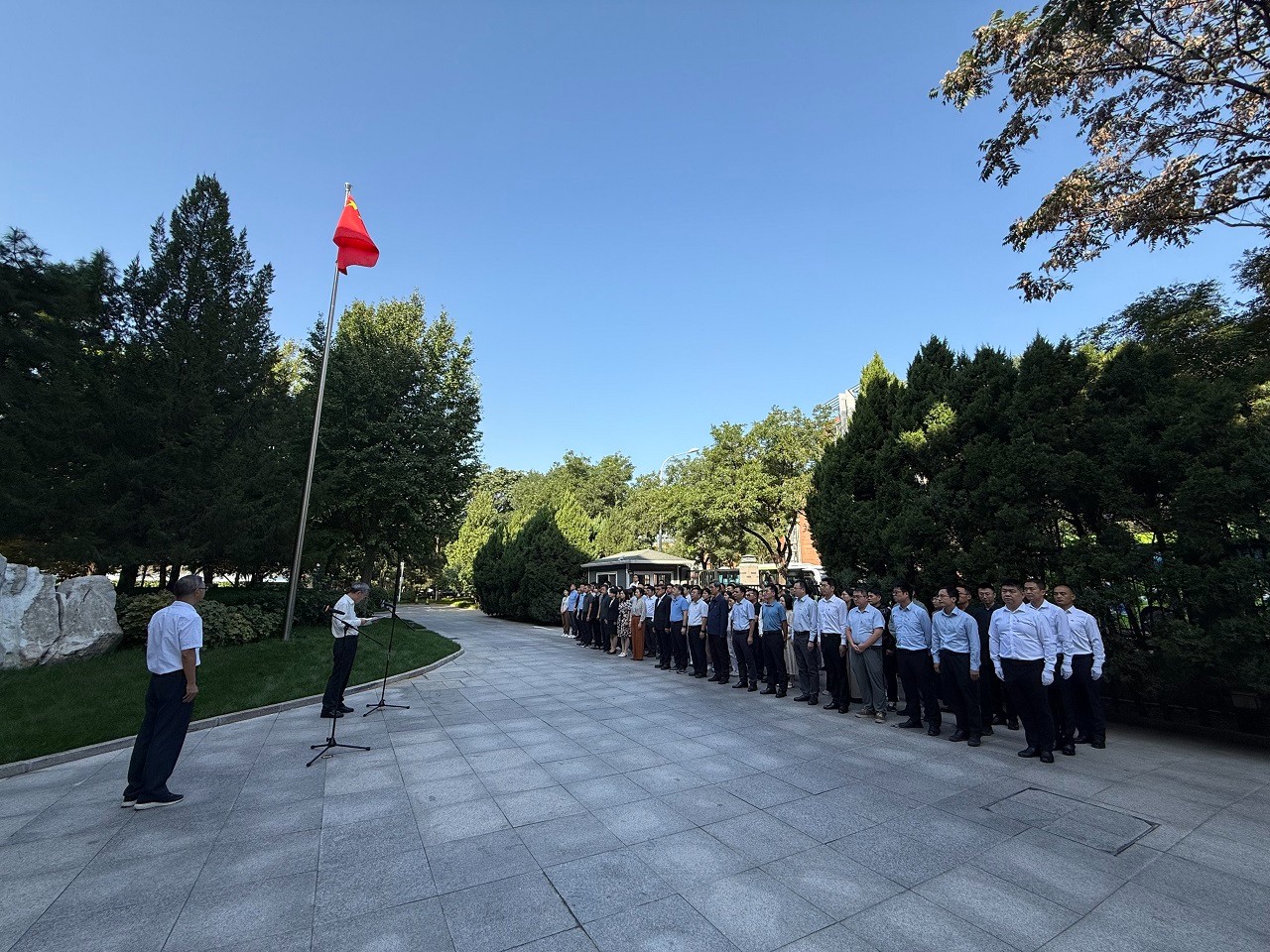 2025年9月30日上午,中国工程院隆重举行升国旗仪式。党组书记、院长李晓红,副院长邓秀新、李仲平出席仪式。办公厅主任、机关党委常务副书记左家和主持仪 2025年9月30日上午,中国工程院隆重举行升国旗仪式。党组书记、院长李晓红,副院长邓秀新、李仲平出席仪式。办公厅主任、机关党委常务副书记左家和主持仪