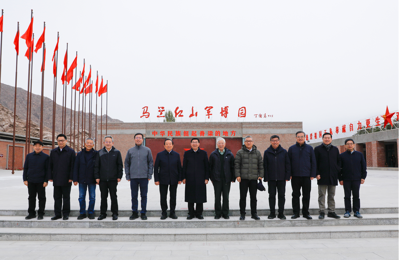 中国工程院组织院士赴马兰基地开展学习“两弹一星”精神活动